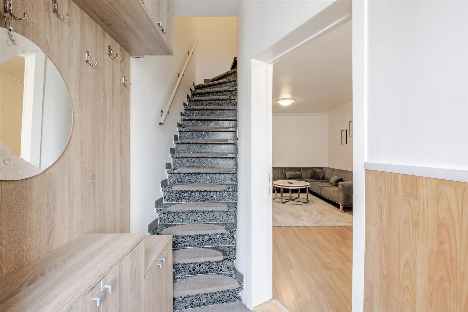 Ruime woning met 4 slks, tuin en garage foto 2