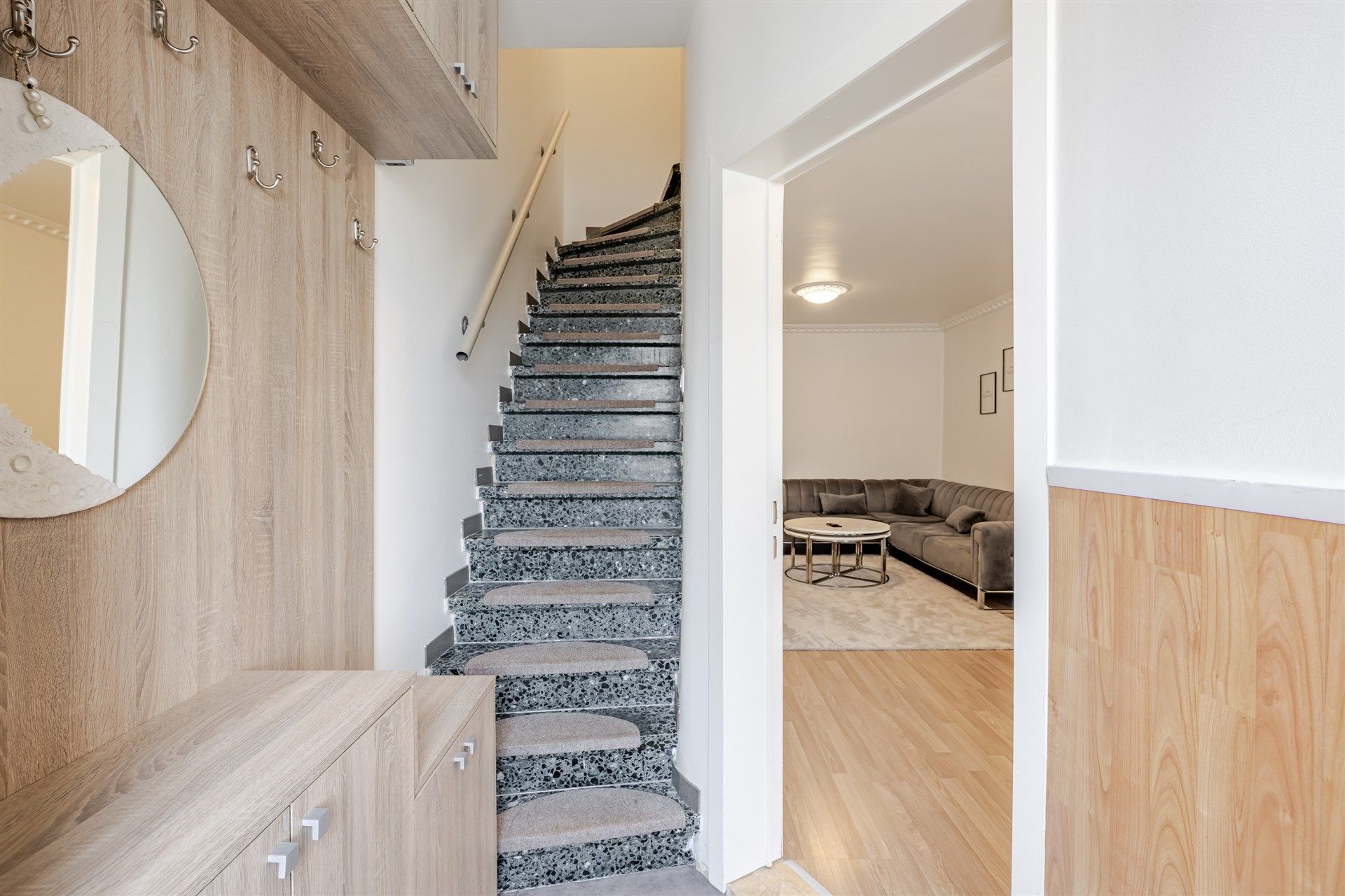 Ruime woning met 4 slks, tuin en garage foto 2