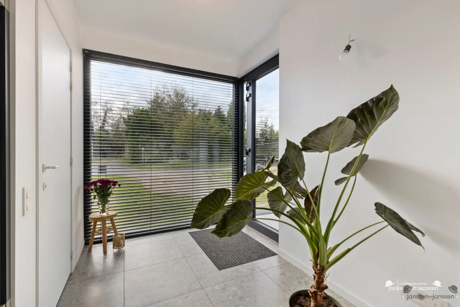 Moderne halfopen bebouwing uit 2024 met hoogwaardige afwerking foto 4