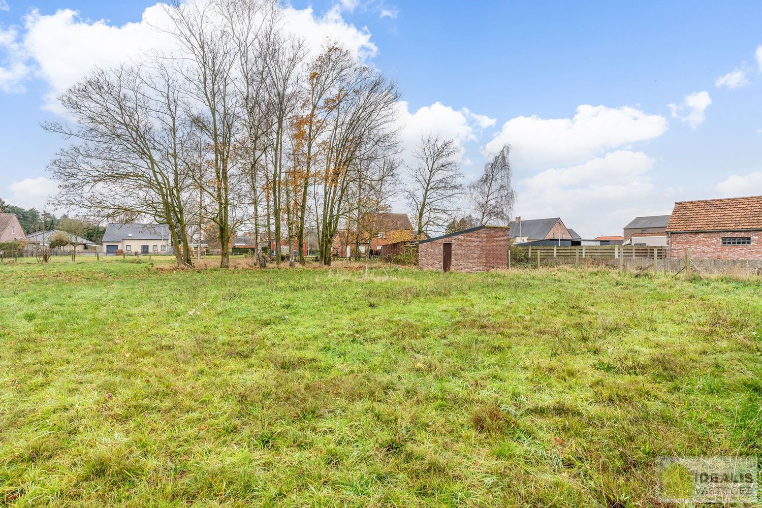 TE RENOVEREN WONING MET EEN RUIME WOONKAMER, KEUKEN MET EETKAMER, 4 AANGENAME SLAAPKAMERS WAARVAN 1 GELIJKVLOERS, BADKAMER, BERGING EN KELDER GELEGEN OP EEN PERCEEL VAN MAAR LIEFST 14A 94CA IN HET GEZELLIGE GROTE-BROGEL (PEER)! De woning omvat ca.150m² netto bewoonbare oppervlakte met op het gelijkvloers een ruime leefruimte, aansluitend keuken met eetkamer, een badkamer, slaapkamer en op de verdieping 3 ruime slaapkamers! De woning is rustig gelegen vlak bij de dorpskern van het gezellige Grote-Brogel en op enkele autominuten verwijderd van de centra van Peer, Kaulille, Bocholt en Bree. Ideaal voor zij die op zoek zijn naar een volledig naar eigen smaak te renoveren woning op een zeer ruim perceel! foto 27