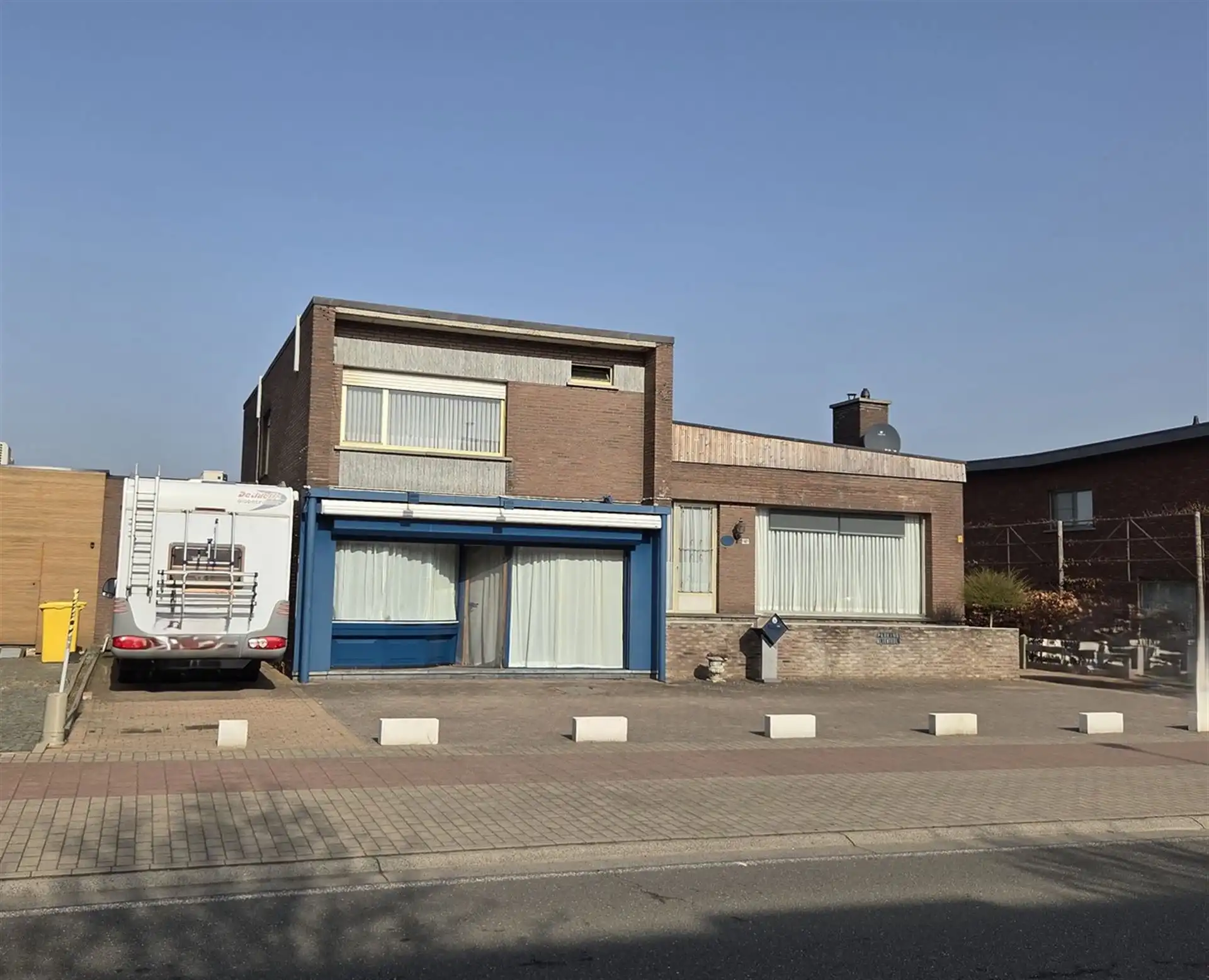 Woonhuis met aangebouwd werkatelier of polyvalante ruimte en garage aanbouwen foto 17