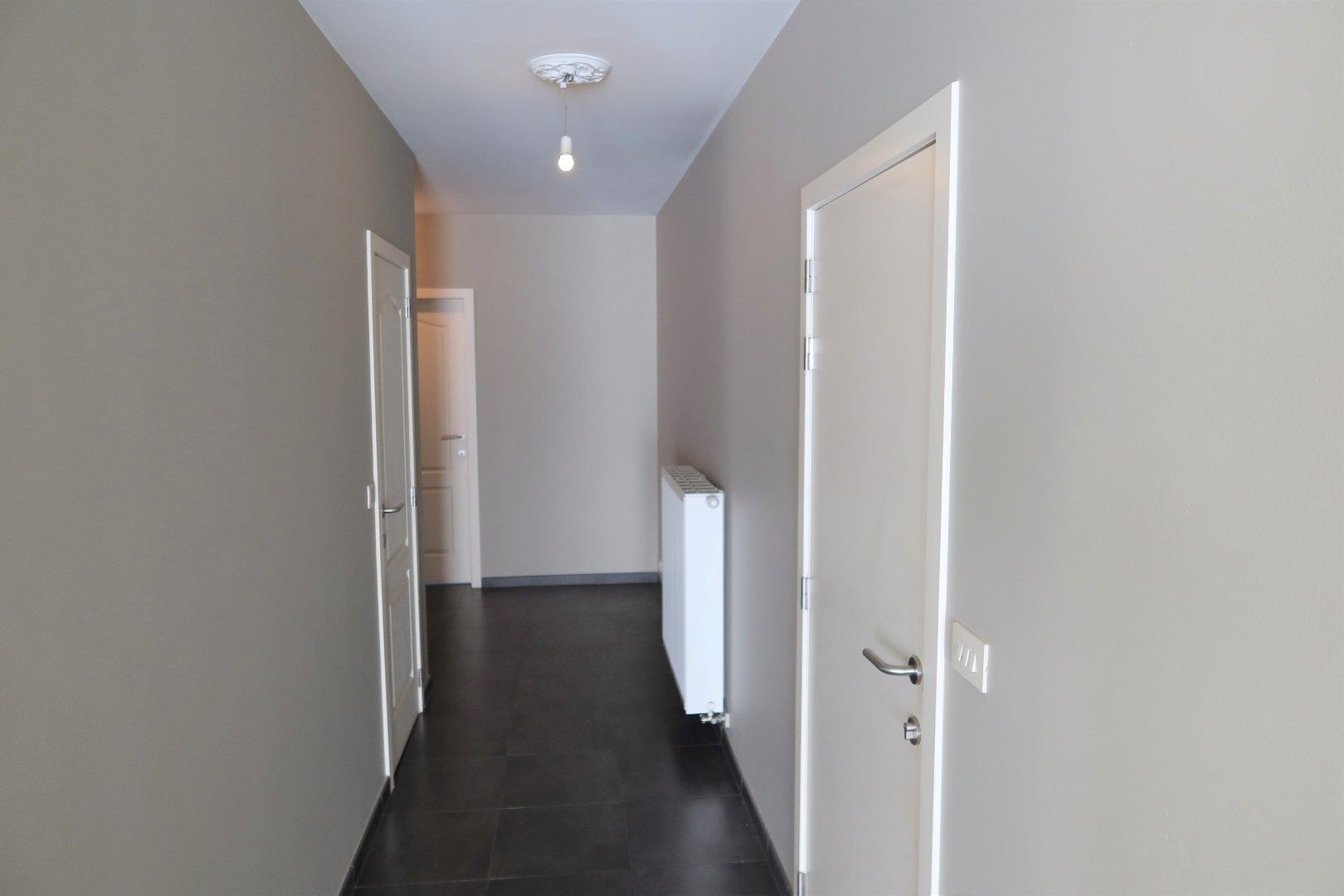 Gelijkvloers app met 2 slk, tuin en garage foto 2