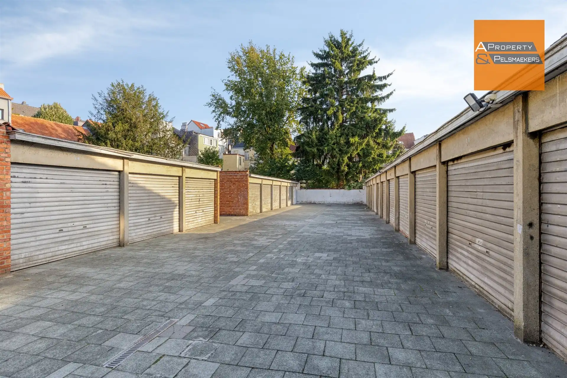 BOD AANVAARD 29 gesloten garageboxen te koop in een lot. foto 4