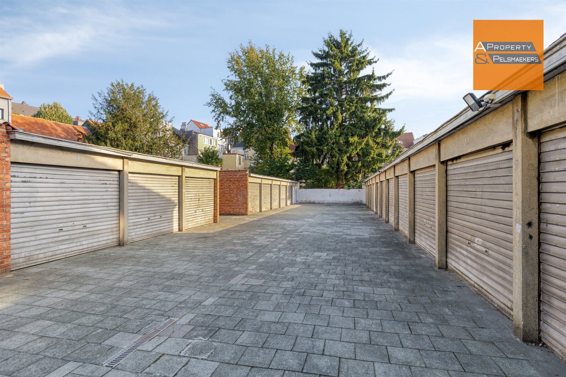 29 gesloten garageboxen te koop in een lot. foto 4