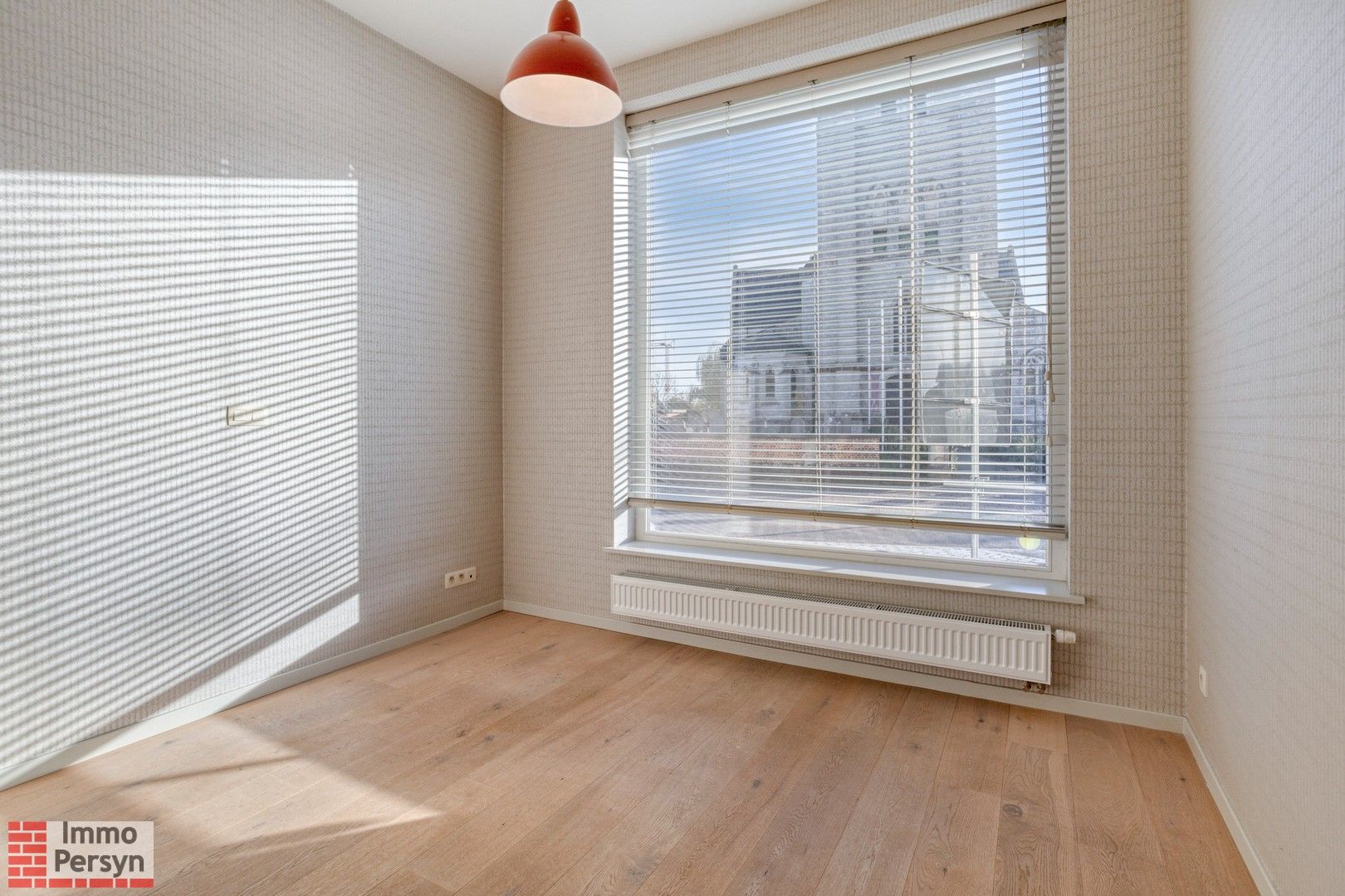 Ruim gelijkvloers appartement met tuin en 2 staanplaatsen. foto 26