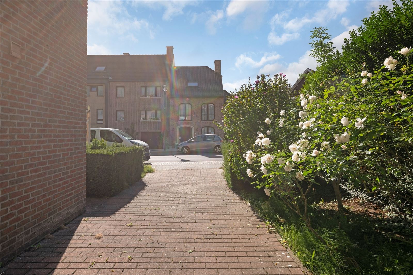 Lichtrijke woning met tuin en garage foto 16