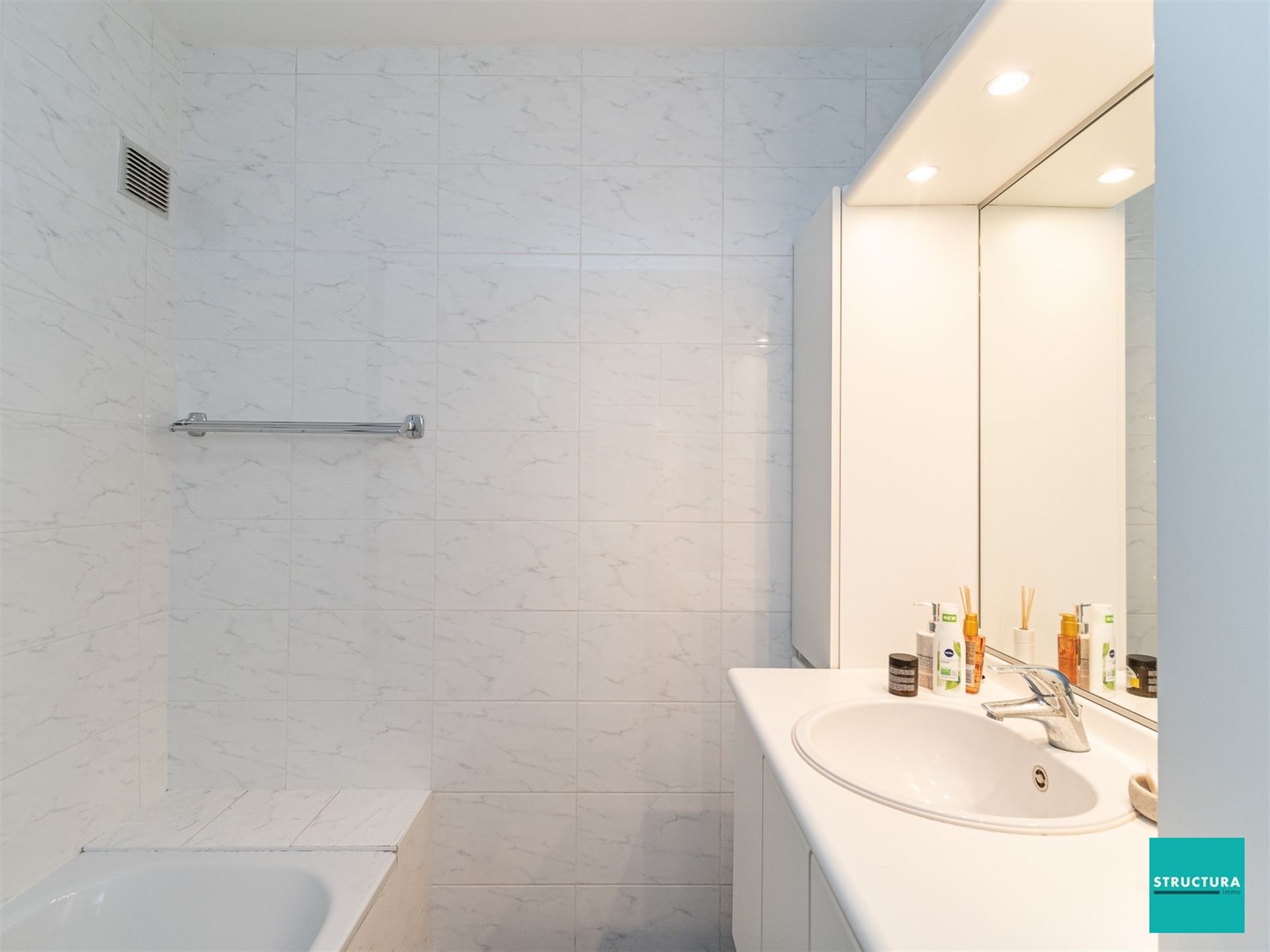 Rustig gelegen appartement, doch vlakbij het centrum! foto 12