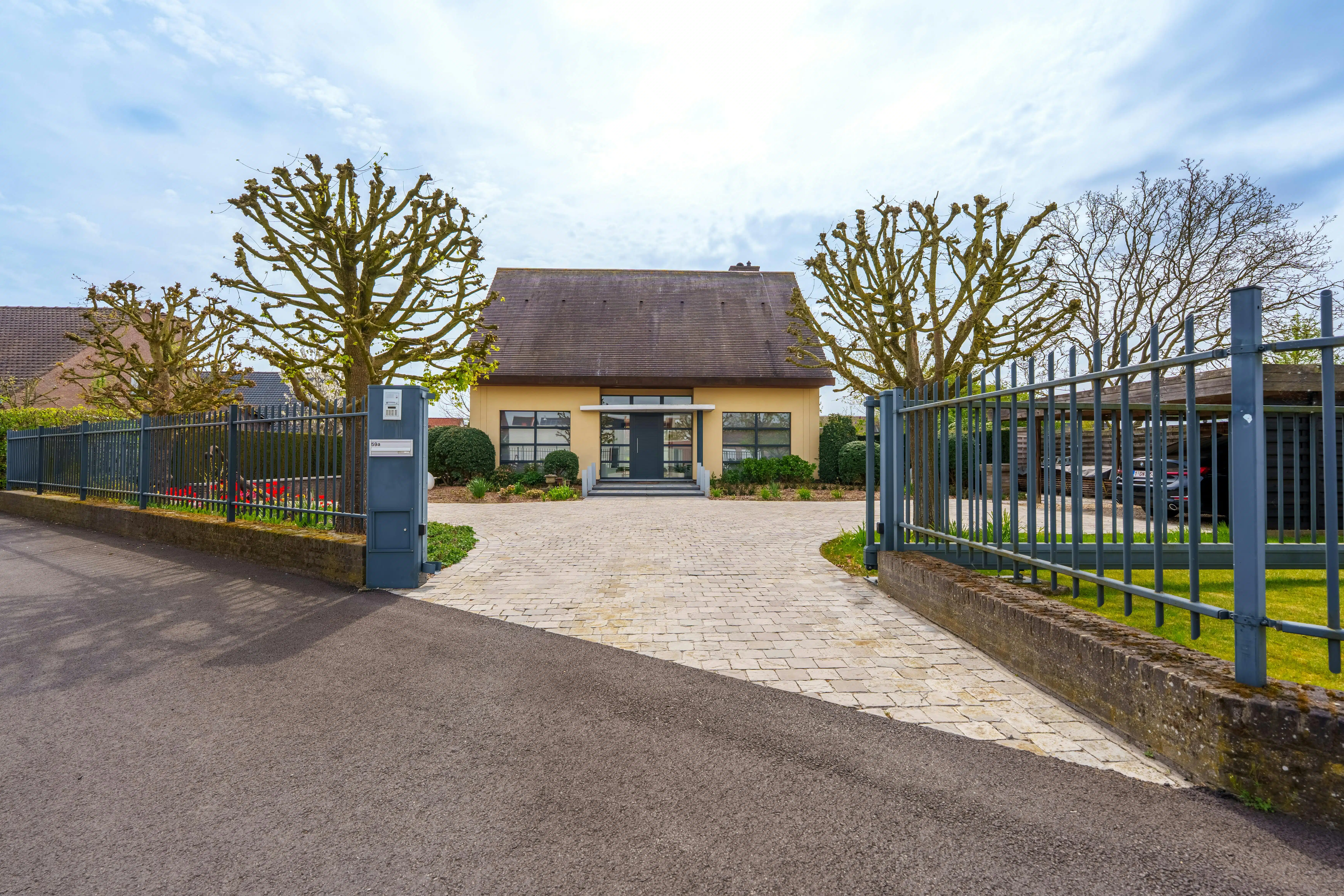 Villa op 2300 m² en vier slaapkamers te koop in Kortrijk! foto 2