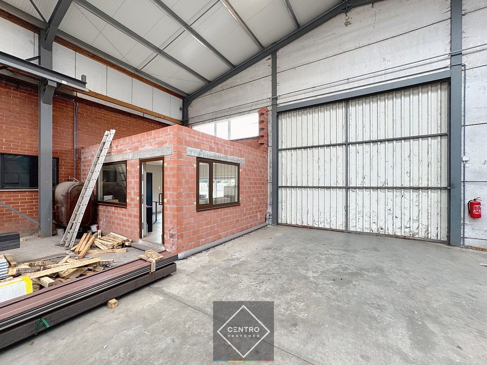 Instapklare MAGAZIJNEN (1.500m²), voorzien van 2 ROLBRUGGEN (5 ton) en geïntegreerde KANTOORRUIMTE met sanitaire voorzieningen. Op ambachtelijke zone te Wingene! foto 7