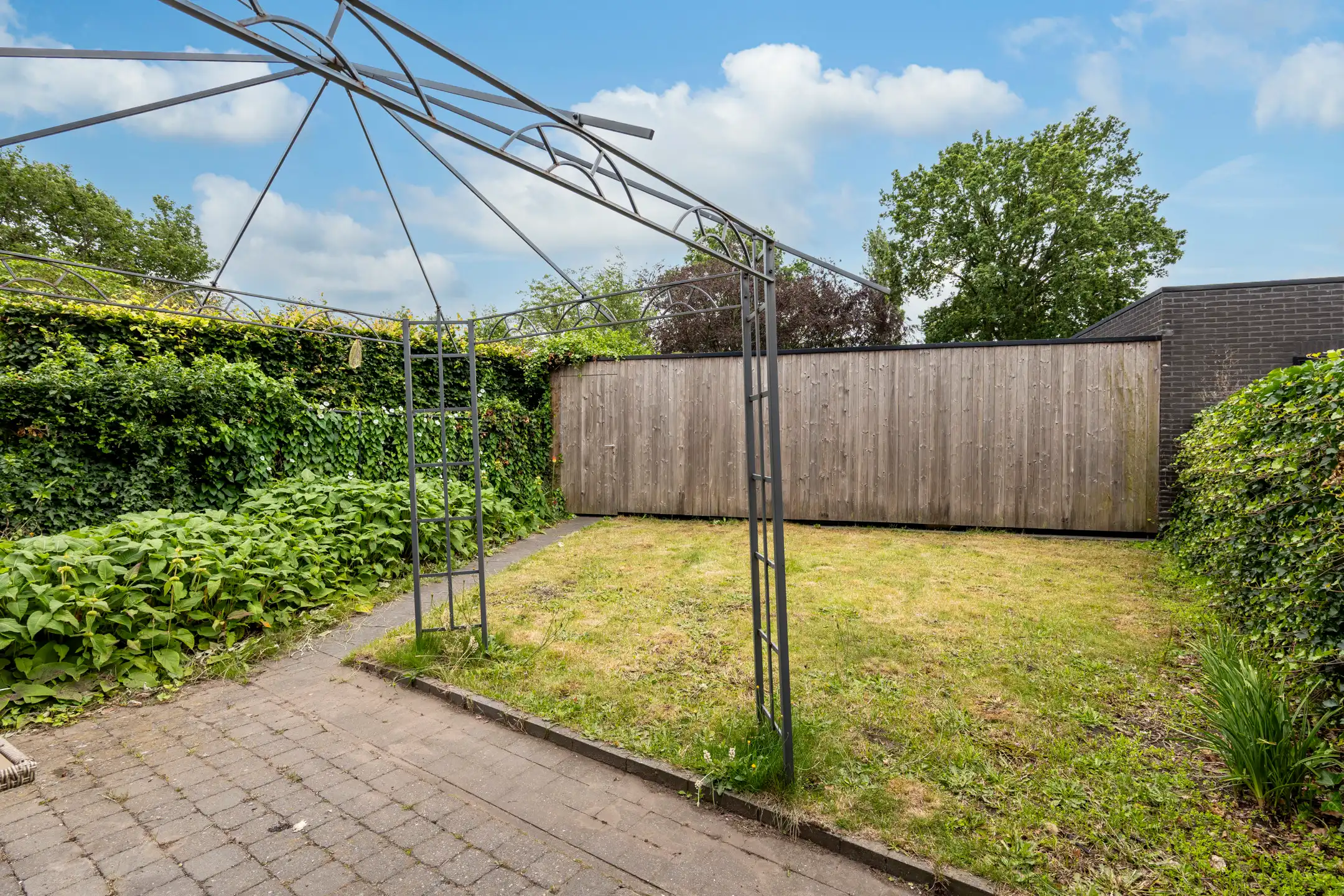 Mooi gelijkvloers appartement MET TUIN en 2 staanplaatsen. foto 10