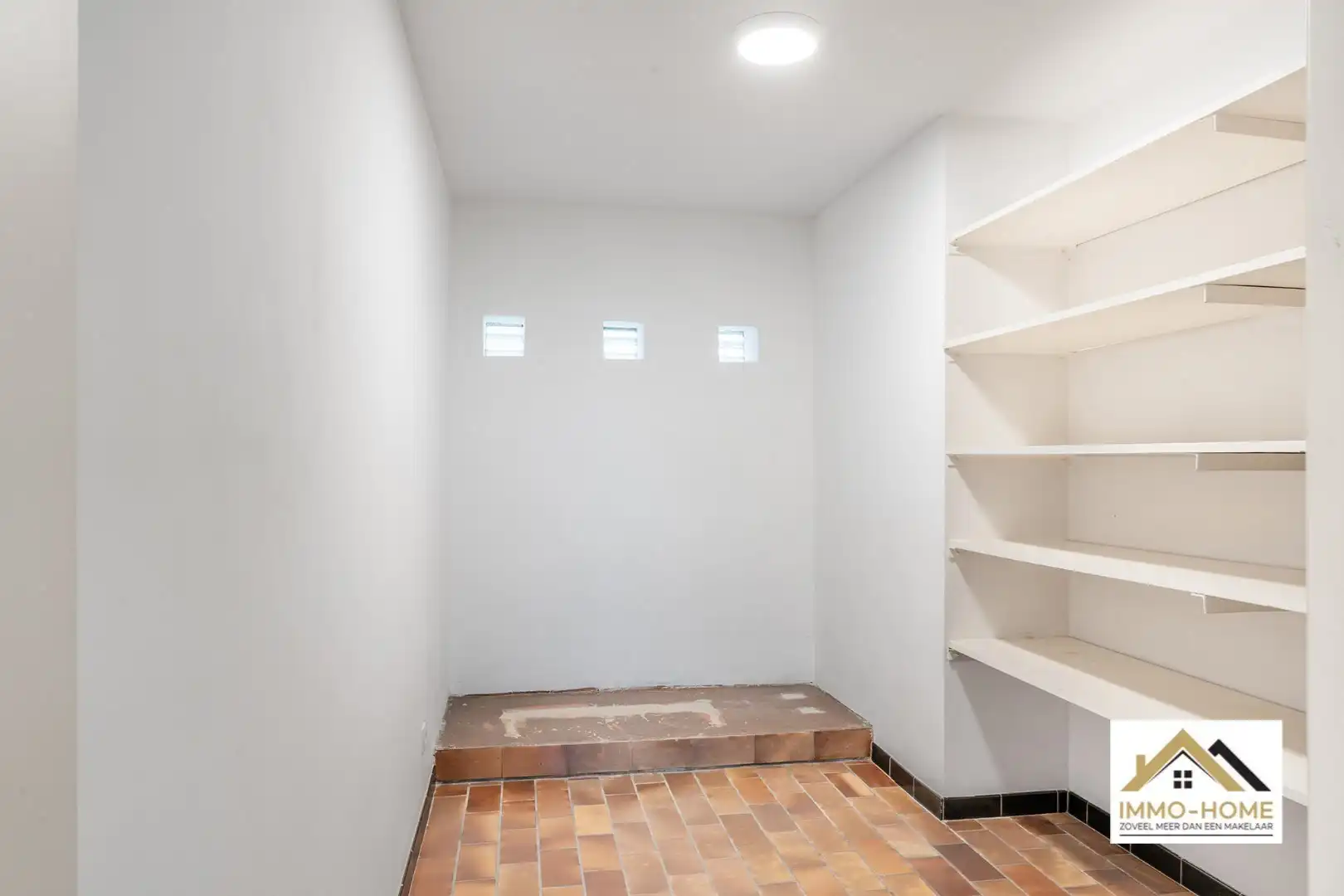 Ruime woning met magazijn en open zicht op topligging foto 22