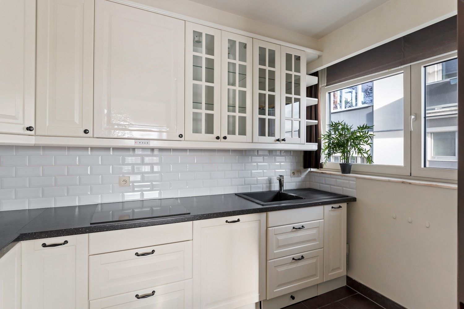 Gelijkvloers appartement met 2 SLPKS, een autostaanplaats en terras in Borgerhout! foto 5