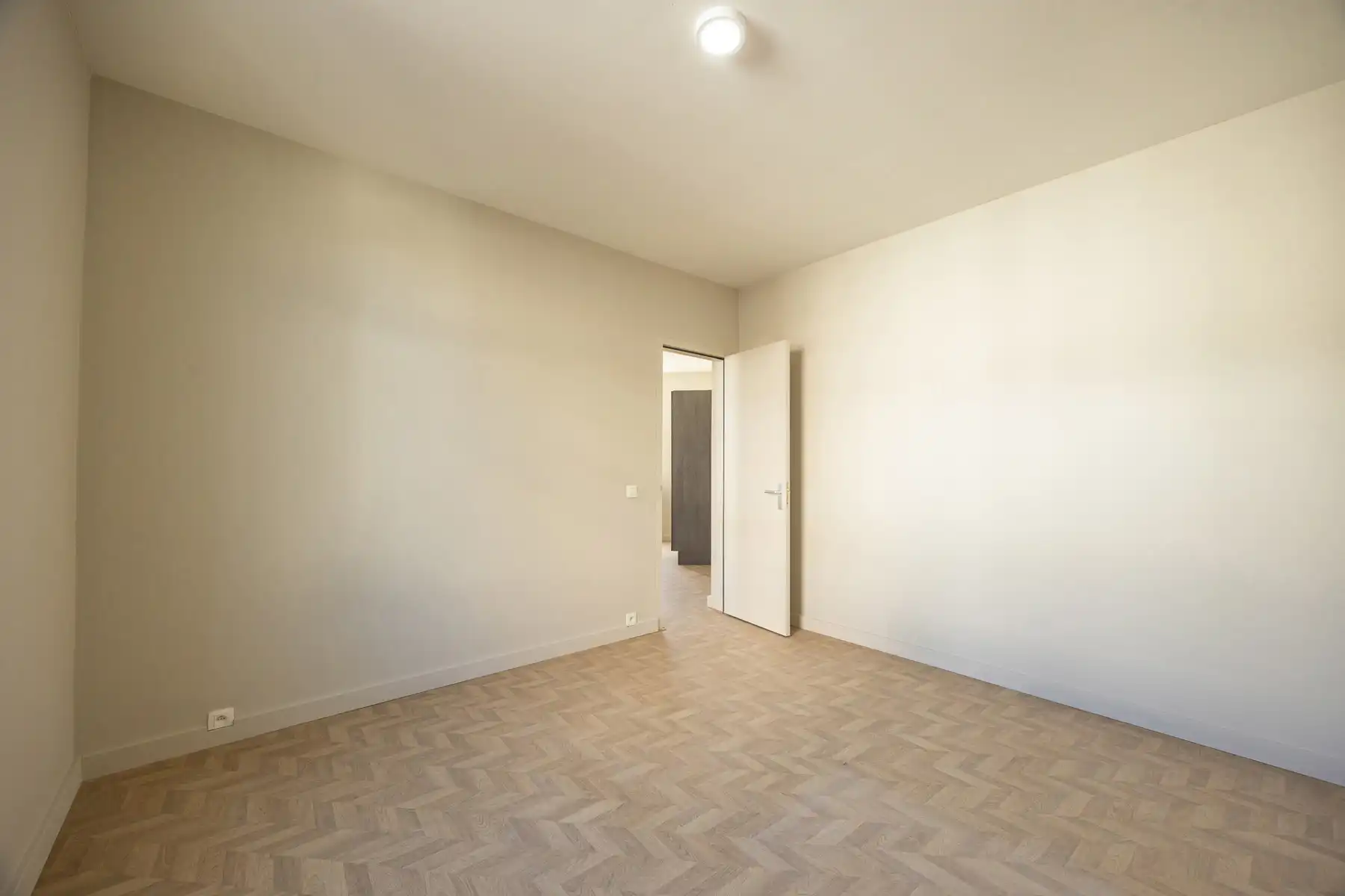 Kwalitatief gerenoveerd appartement op gegeerde locatie! foto 9