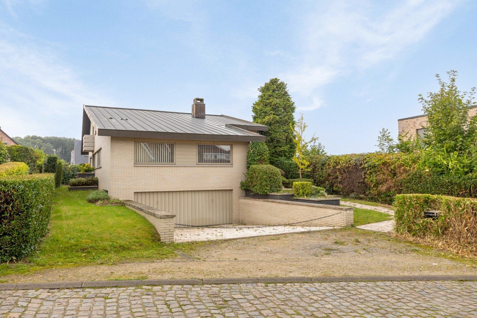 Hoofdfoto van de publicatie: Goed gelegen villa te koop
