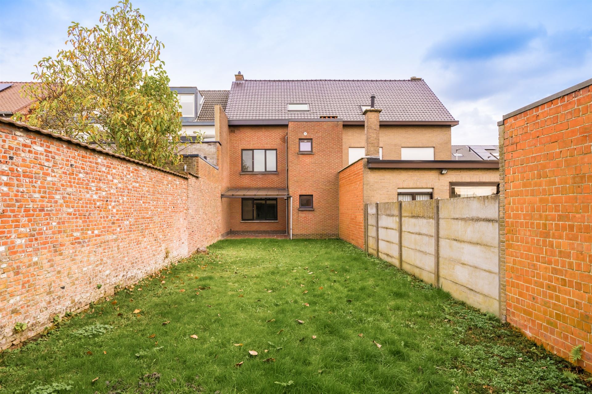 Gerenoveerd gelijkvloers appartement met 1 slpk & grote tuin foto 2