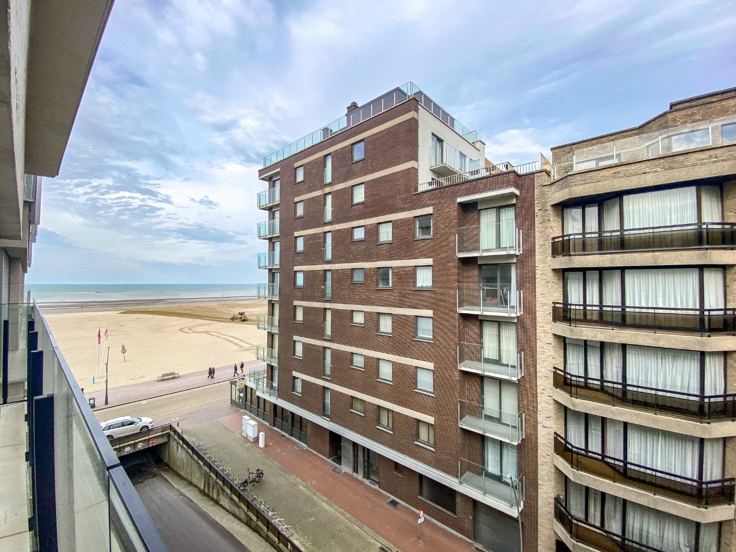 Kwalitatief gerenoveerd 2-slaapkamerappartment met zijdelings zeezicht en terras te Oostduinkerke-Bad foto 17