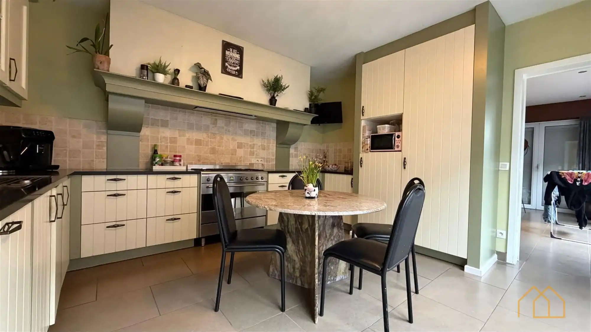 Ruime woning met burelen foto 3