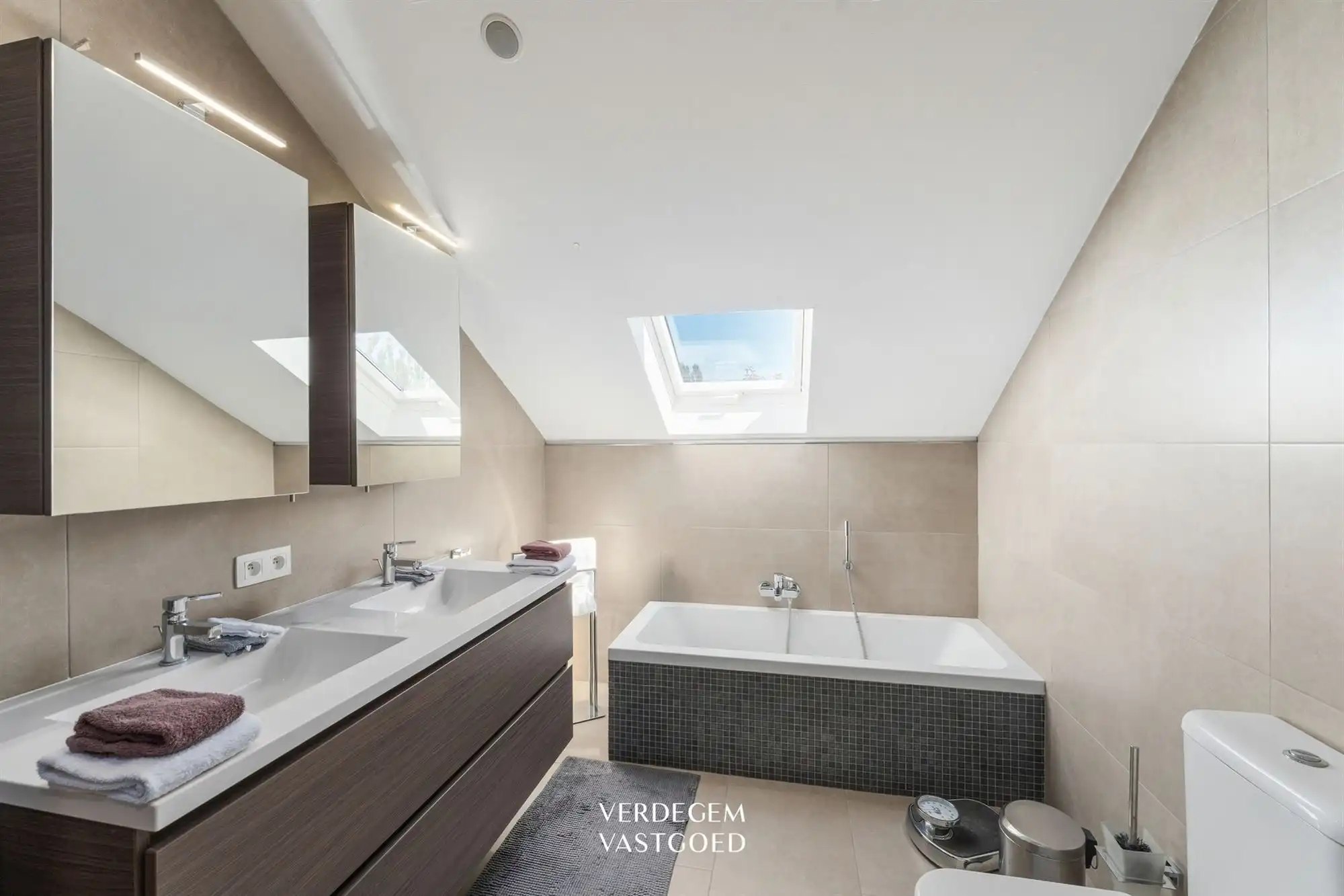 Knappe villa met 4 slaapkamers op een royaal perceel in een rustige woonwijk foto 14