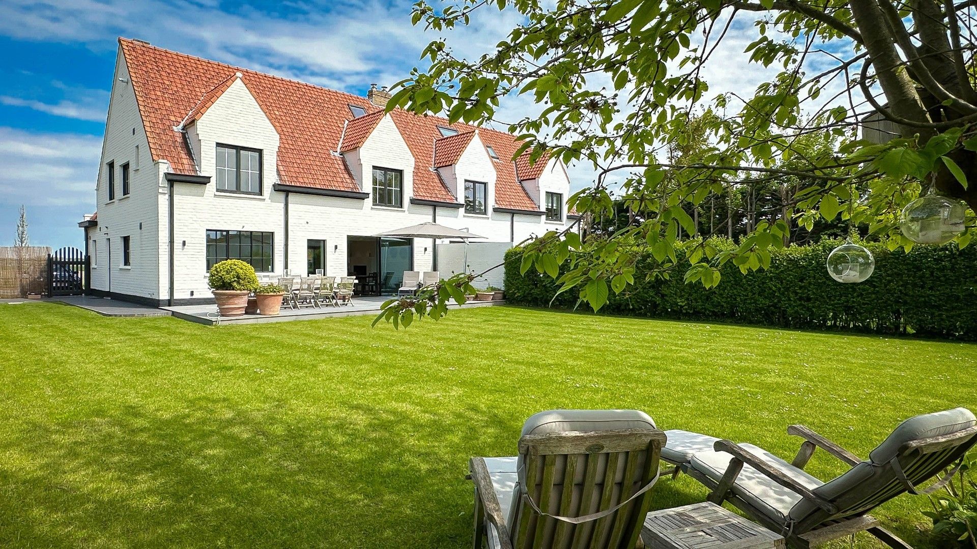 Gerenoveerde koppelvilla met grote tuin zuidgericht foto 3