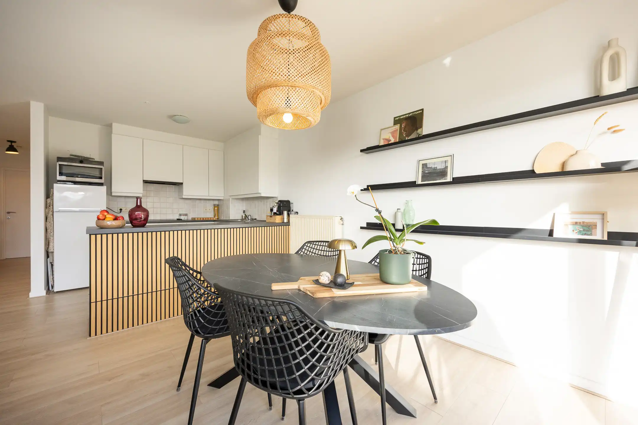 Centraal gelegen 2 slpk app met ruim terras en staanplaats. foto 6