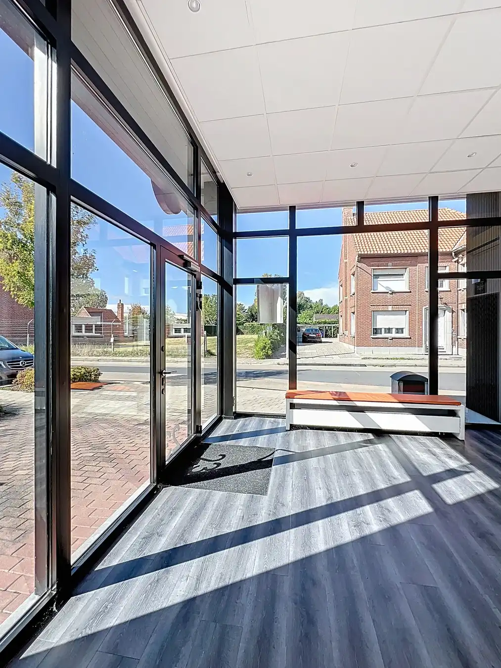 Instapklaar lichtrijk GERENOVEERD pand met mooie open kantoor/praktijkruimte en 4 aparte burelen/consultatieruimtes. foto 5