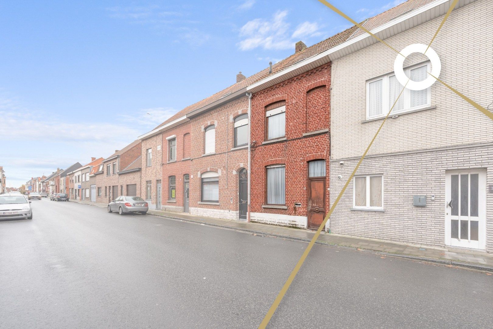 Hoofdfoto van de publicatie: Charmante te renoveren rijwoning met 3 slaapkamers en diepe tuin op centrale ligging in Menen