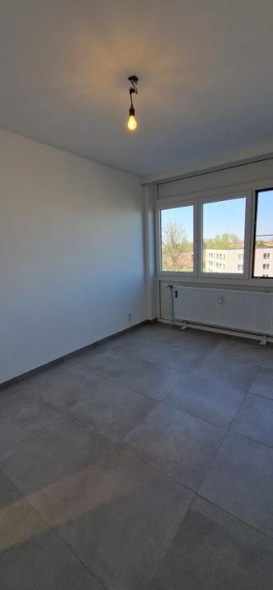 Volledig vernieuwd APPARTEMENT op de 4de verdieping met 2 slaapkamers, ondergrondse kelder en garage in het hoofdgebouw foto 31
