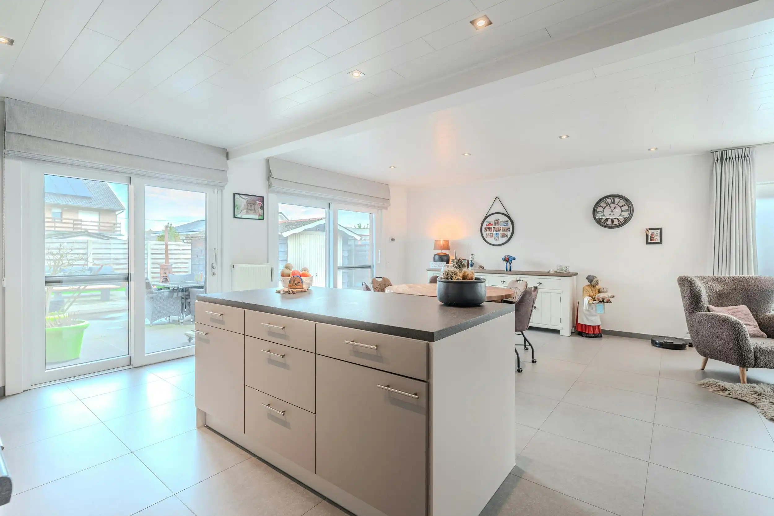 Lichtrijke bungalow met 3 slaapkamers en zonnige tuin! foto 2