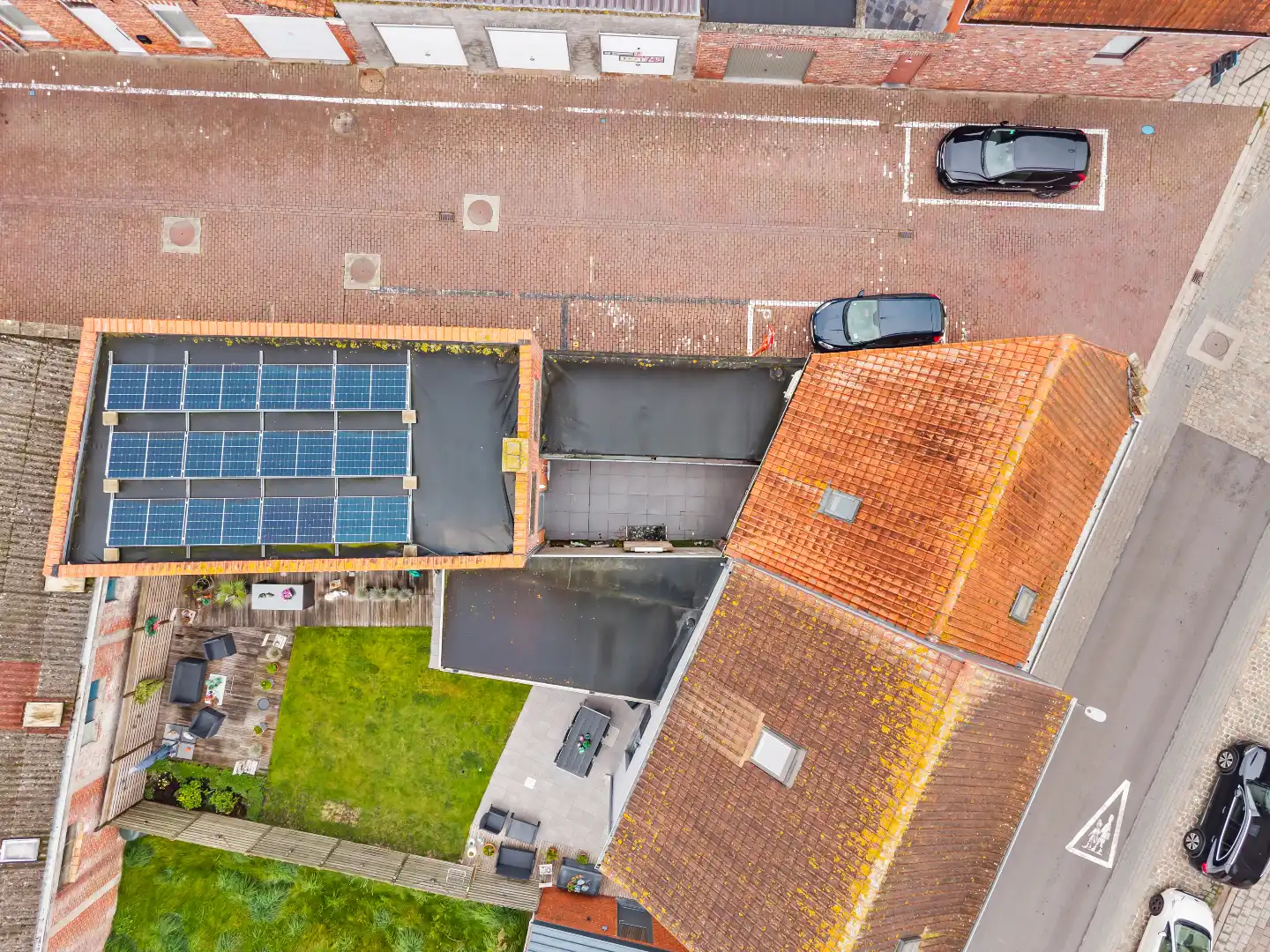 Verrassend ruime woning met grote garage en polyvalente ruimte in de dorpskern van Boezinge! foto 24