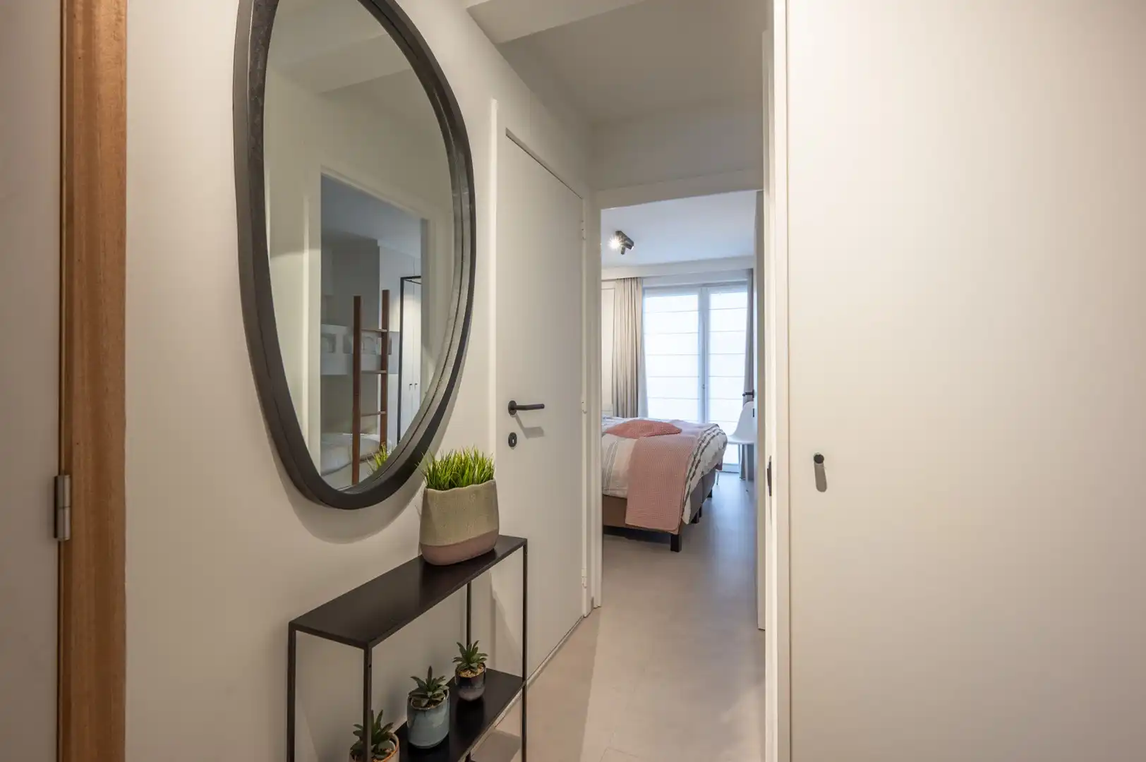 Gerenoveerd appartement met terras, twee slaapkamers en zwembad foto 9