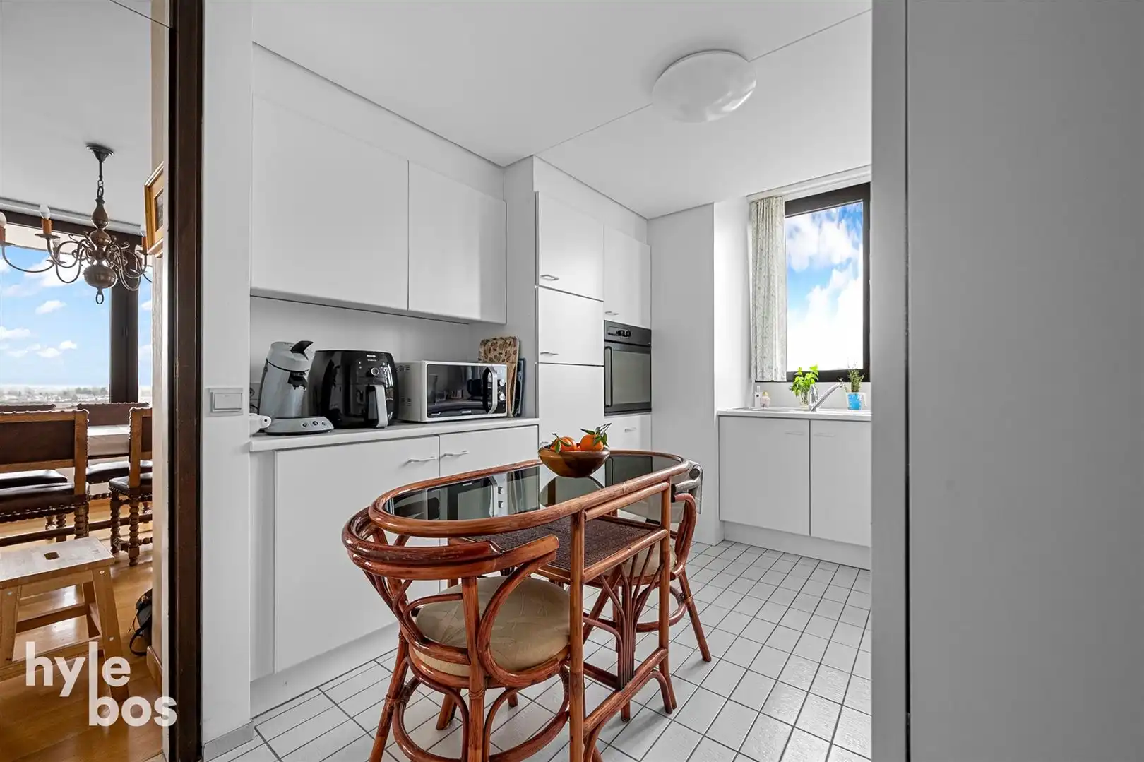 Centraal gelegen 3 slaapkamer appartement met parking foto 14