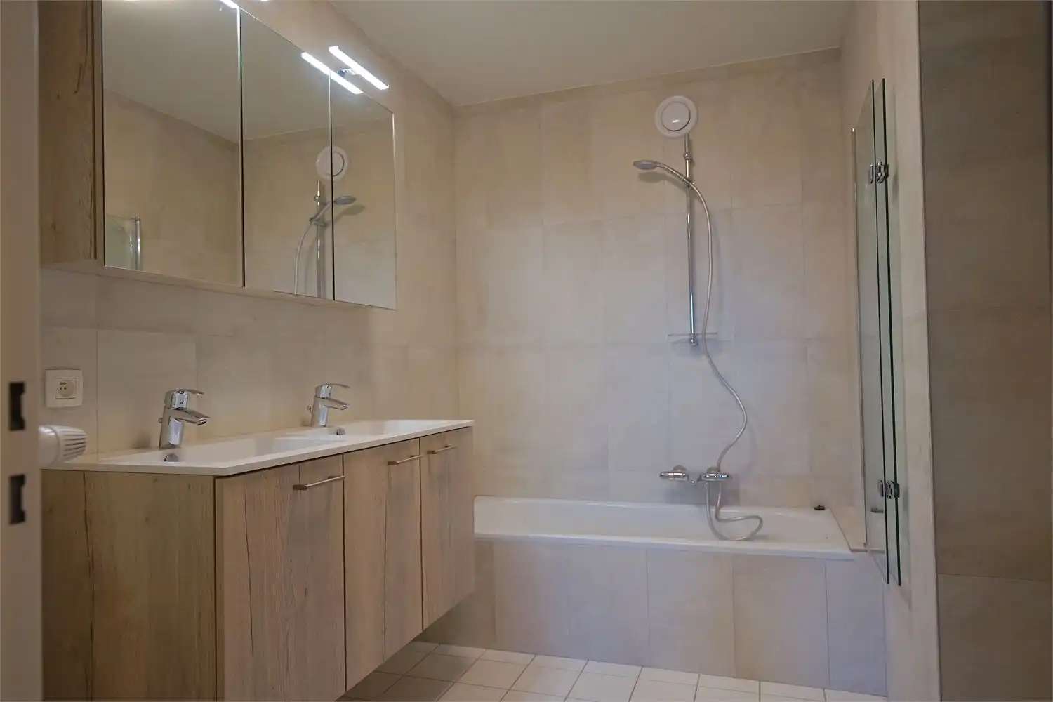 Ruim vernieuwd appartement op TOPLOCATIE met garage! foto 3