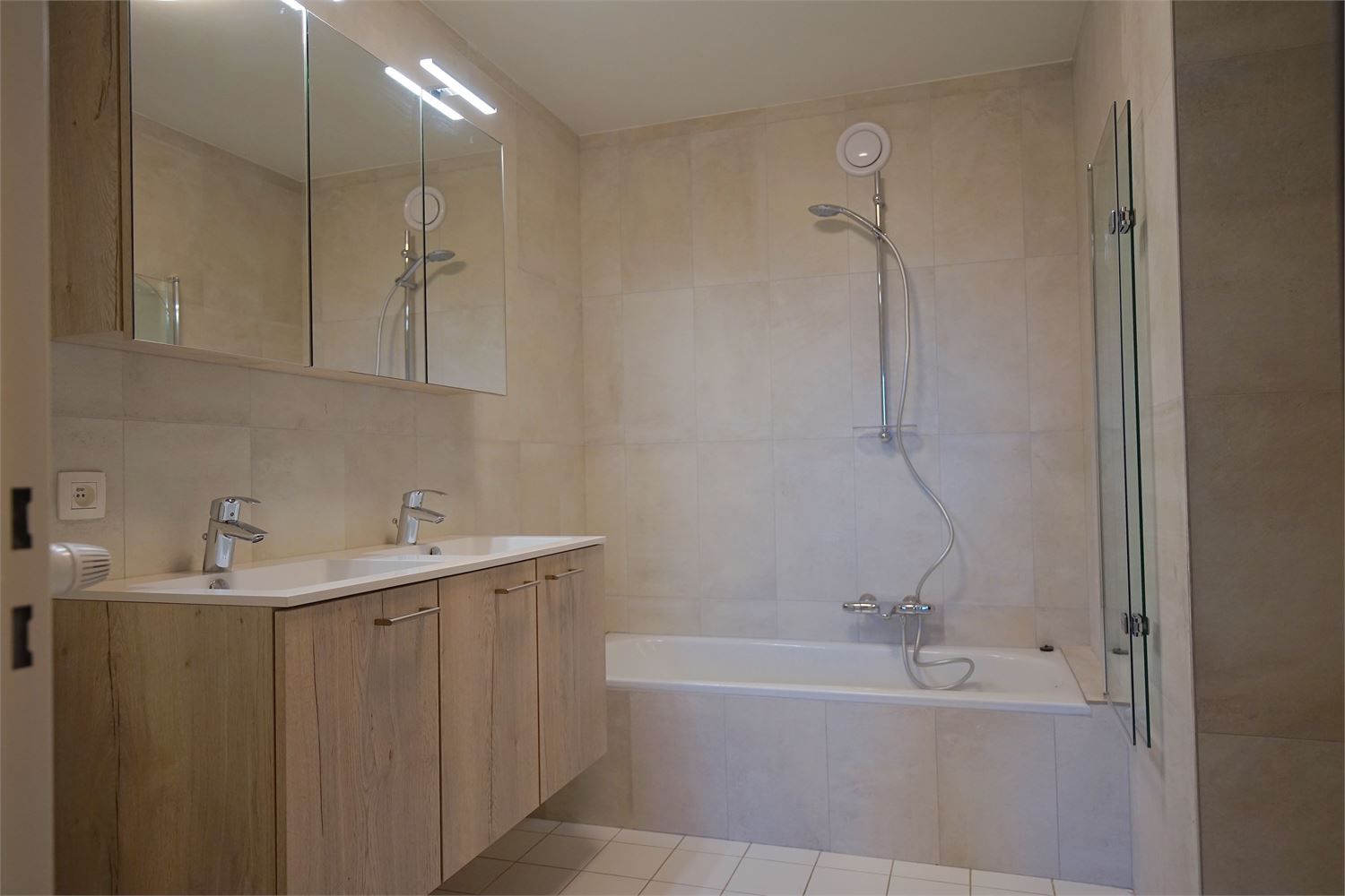 Ruim vernieuwd appartement op TOPLOCATIE met garage! foto 3