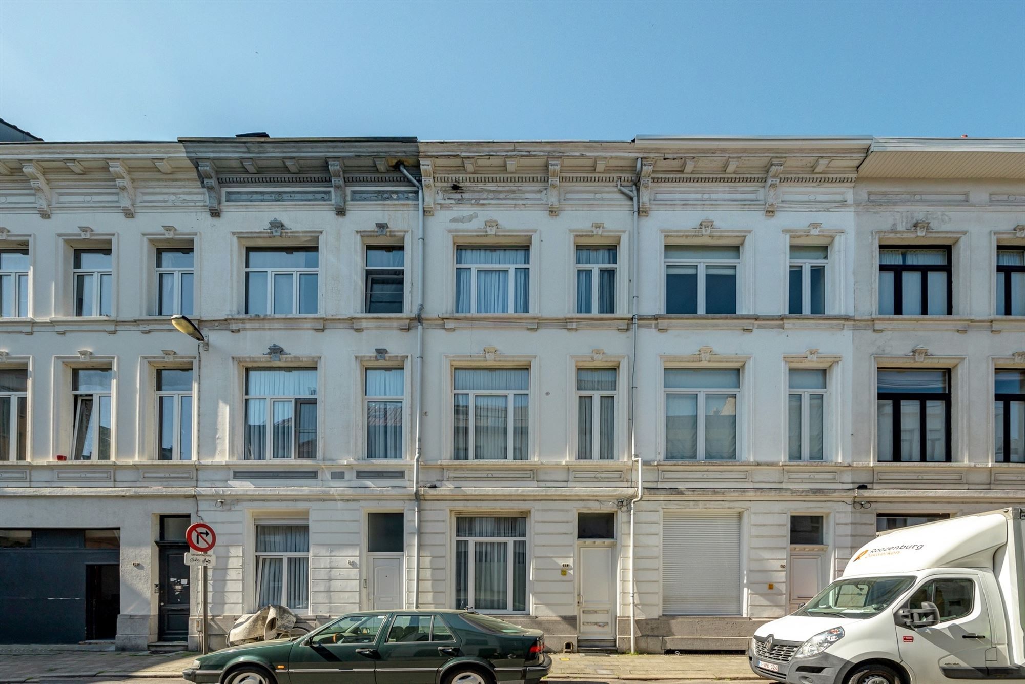 Karaktervolle burgerwoning met potentieel in geliefde buurt foto 25