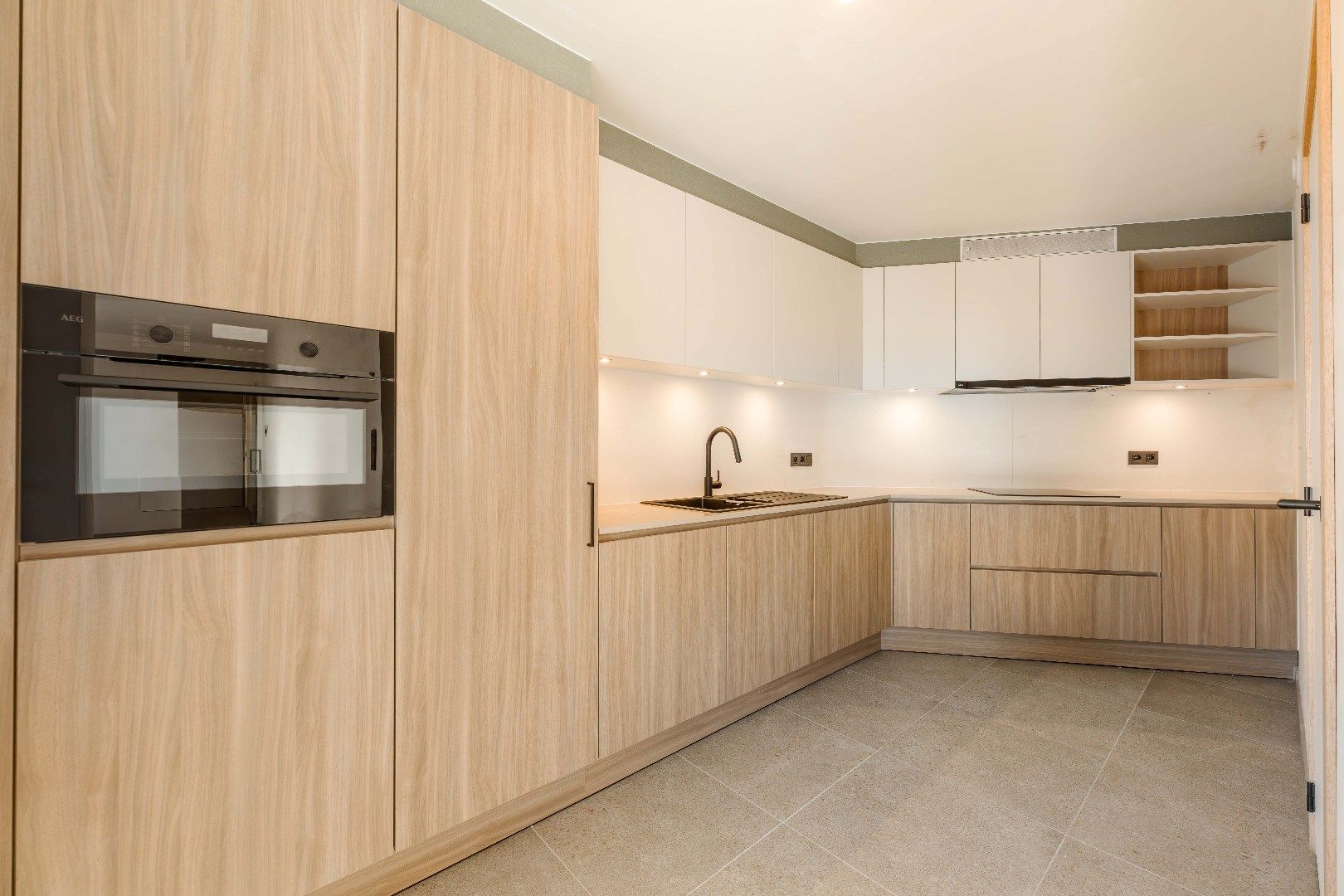 TOPLOCATIE | APPARTEMENT MET RUIM TERRAS | 2 SLPKS | STAANPLAATS foto 3