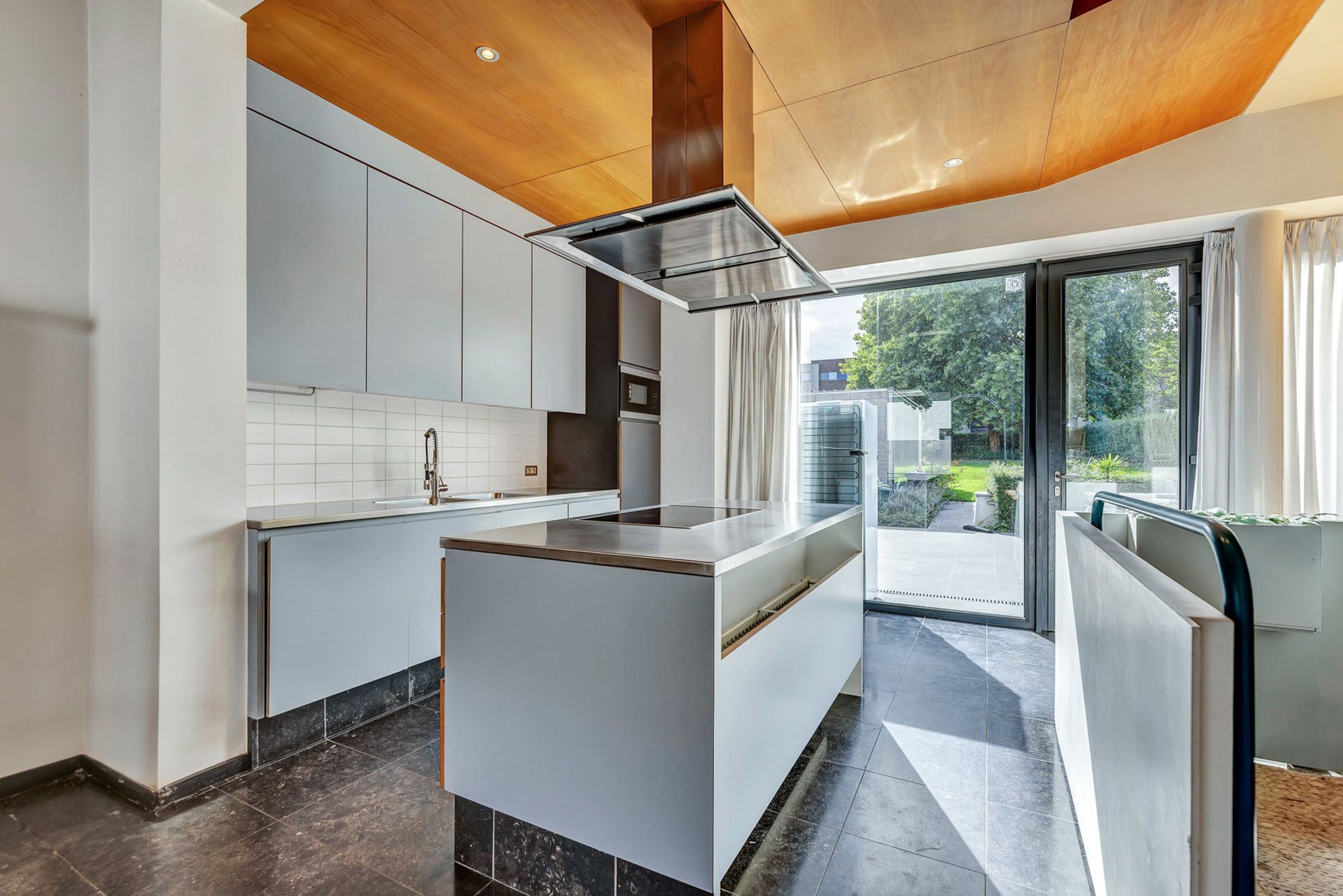 Instapklare woning met garage en tuin nabij station foto 8
