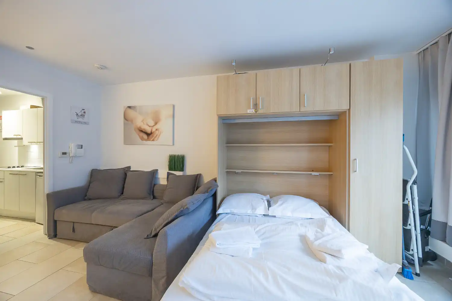 Gemeubelde studio te huur op steenworp van het strand foto 5