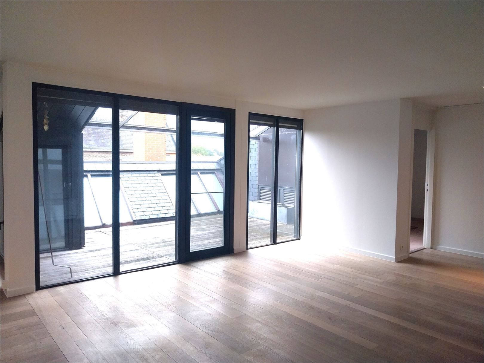 TE HUUR: Ruim appartement met 3 slaapkamers te Genk! foto 9