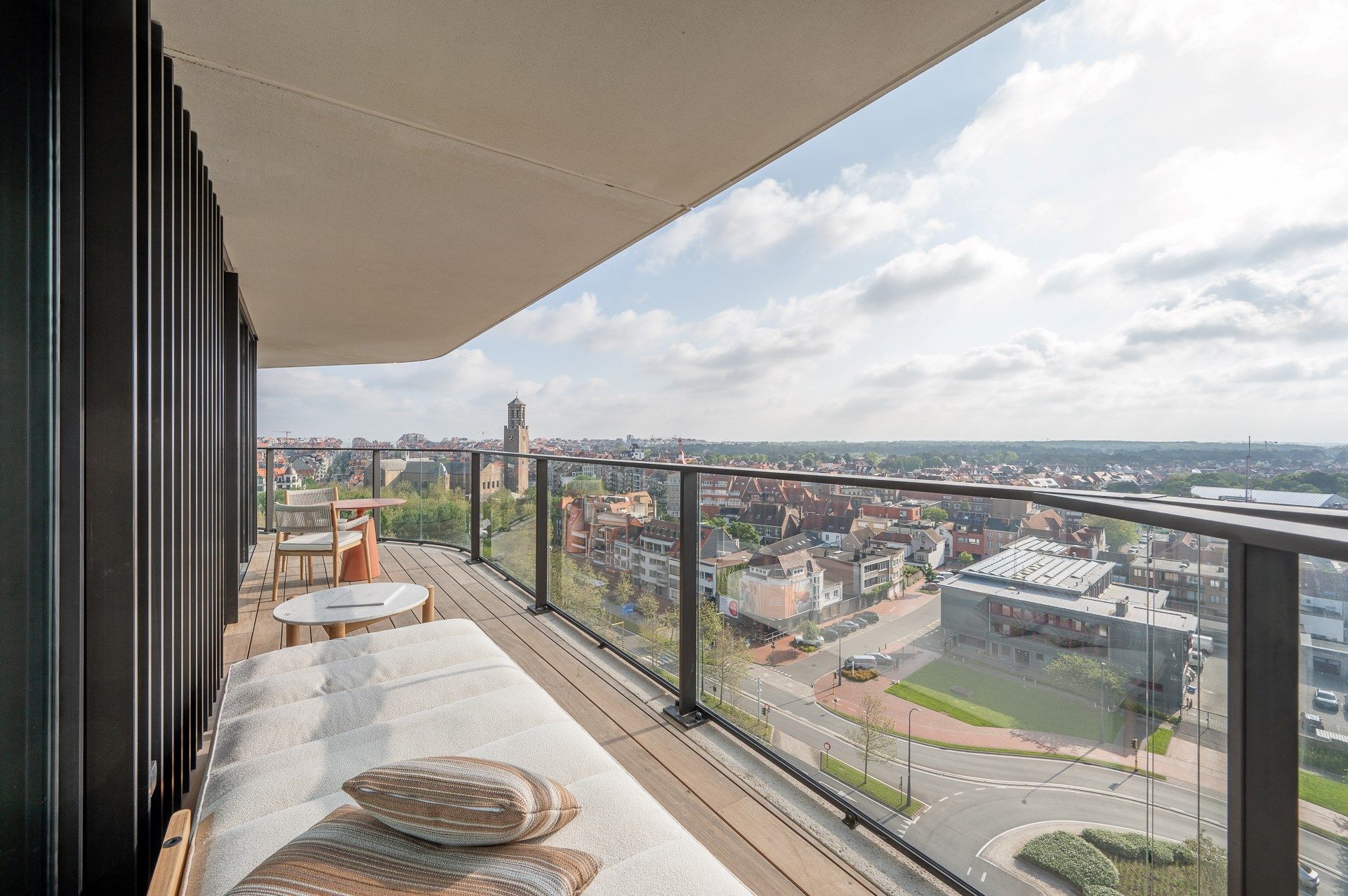 Luxueus appartement met zeer ruim terras gelegen in de exclusieve residentie The Tower. foto 3