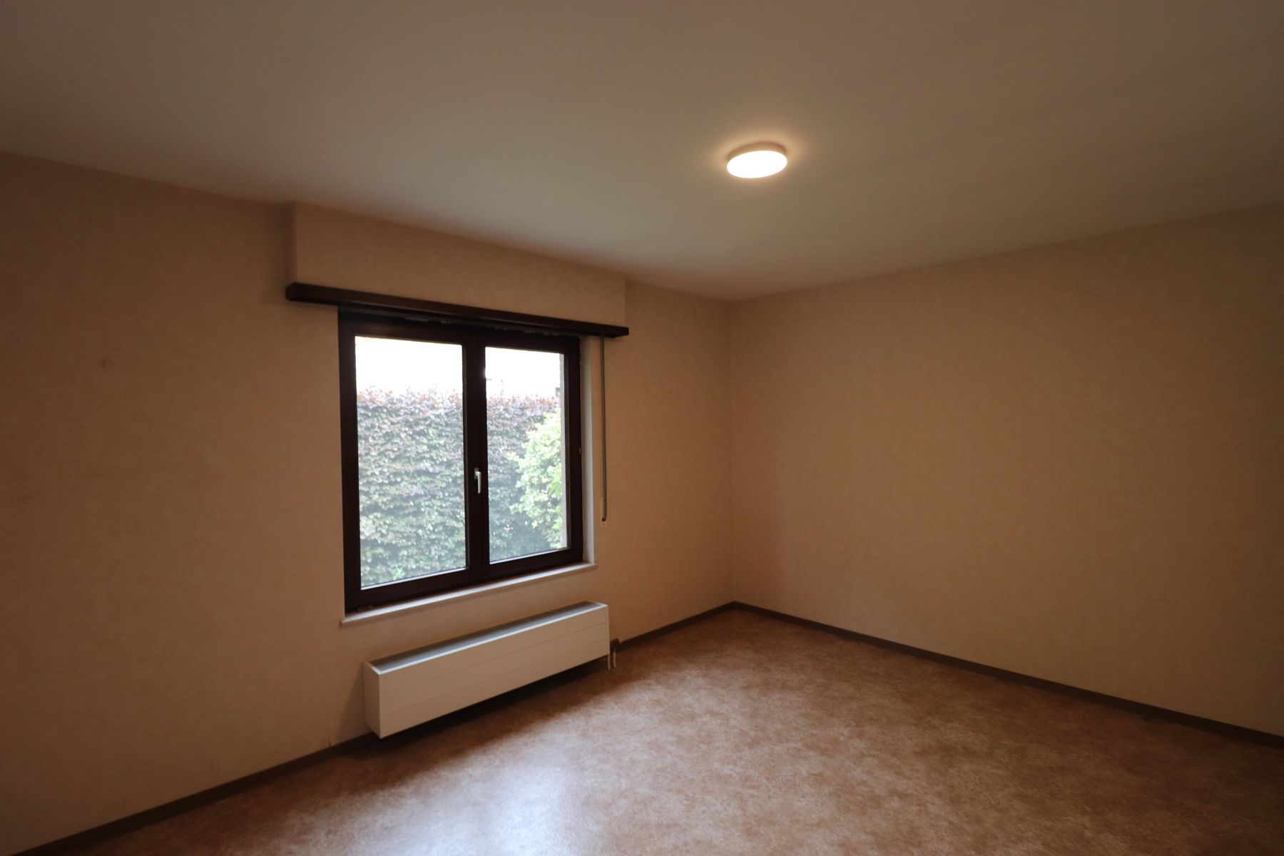 Laagbouwwoning met 2 slaapkamers, garage, terras en tuin. foto 9