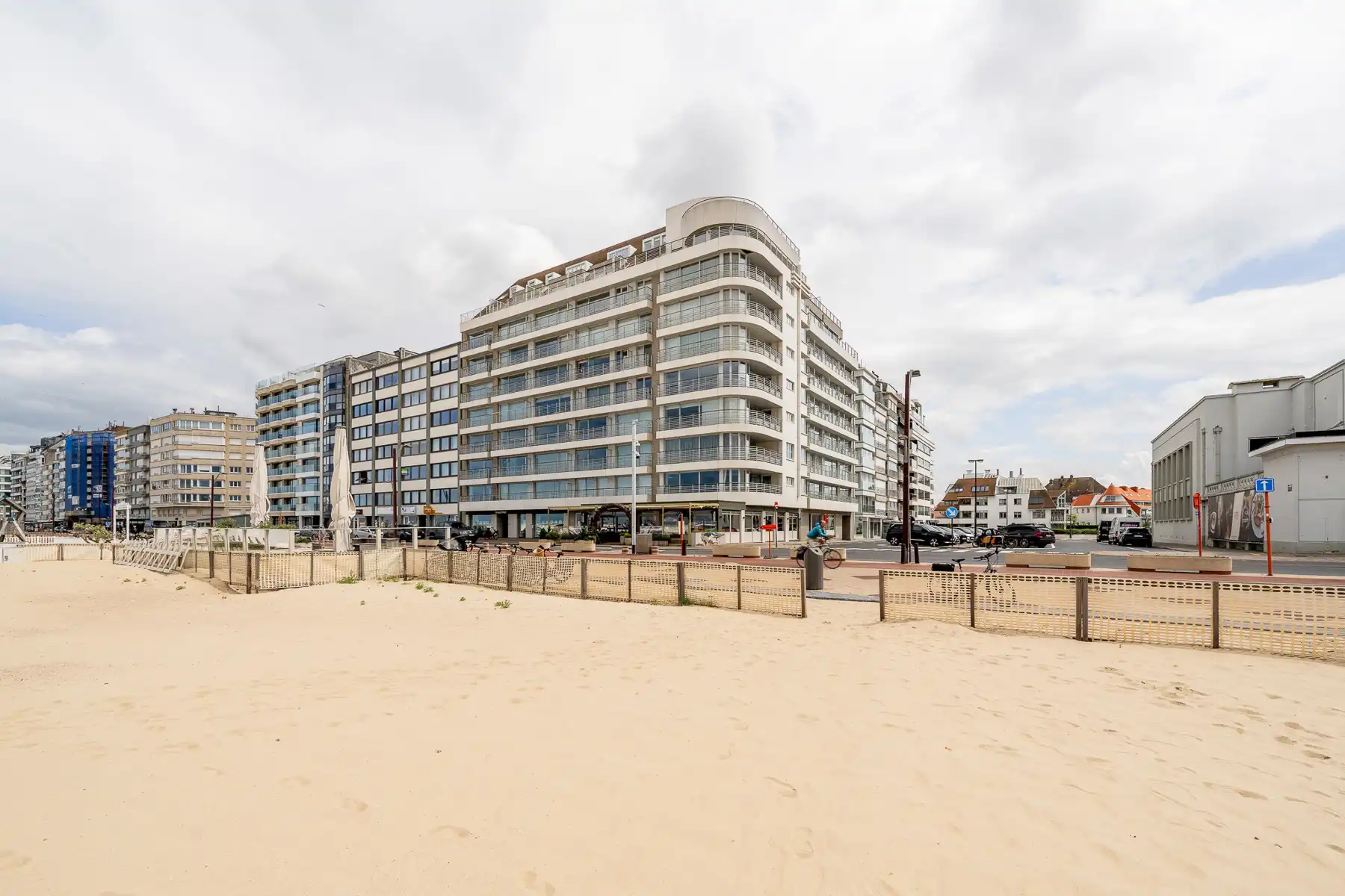 EXCLUSIEF TE KOOP - TOP appartement met zeezicht. foto 2