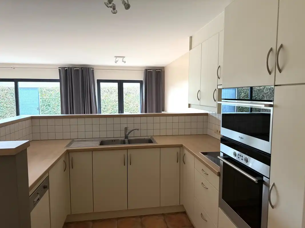 Ruim gelijkvloersappartement met 2 slaapkamers, omheind terras en garage met automatische poort. foto 6