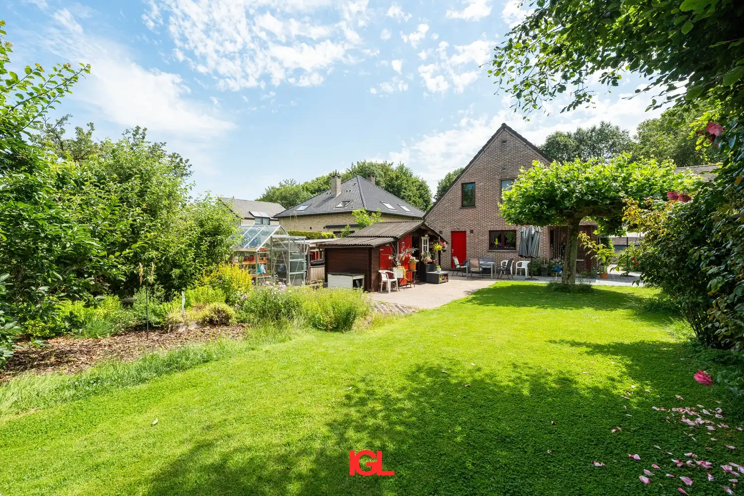 Hoofdfoto van de publicatie: Rustig gelegen villa met 4 slaapkamers nabij het Colomapark