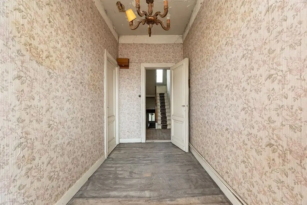 Verrassend ruime te renoveren woning met zonnige tuin foto 19