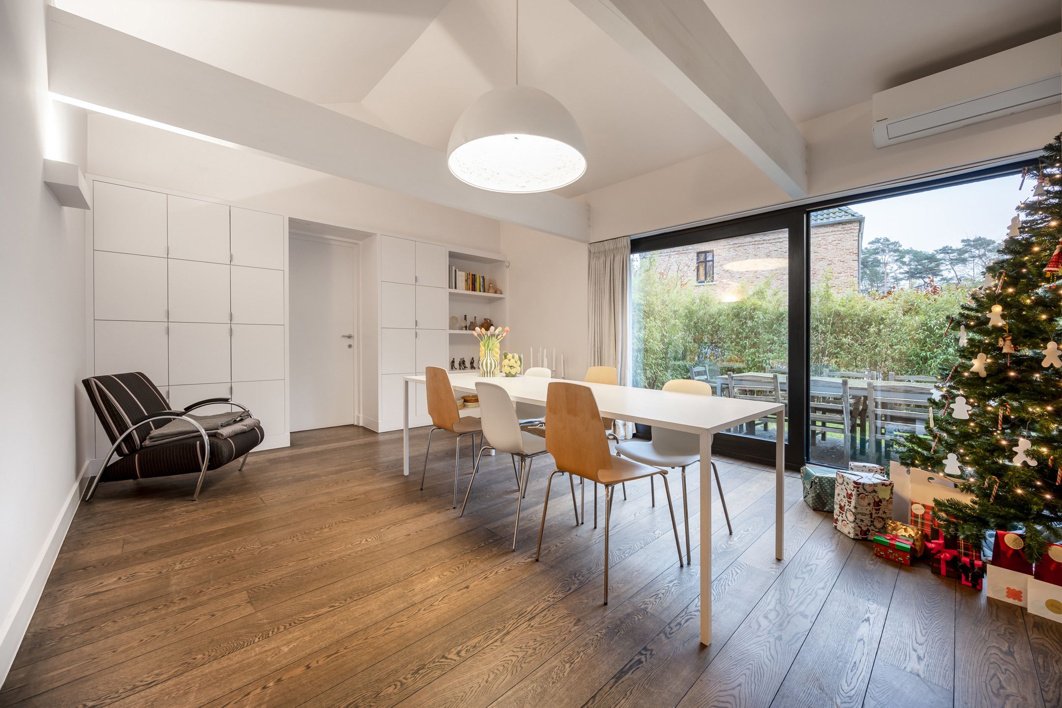 Karakterwoning met brutalistische gevel  in Hof ter Linden foto 7