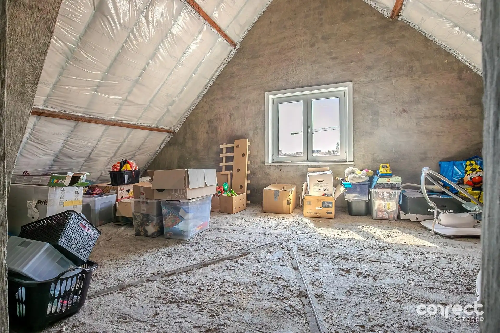 Rustig gelegen gezinswoning met oprit, garage en ruime, zongerichte tuin. foto 12