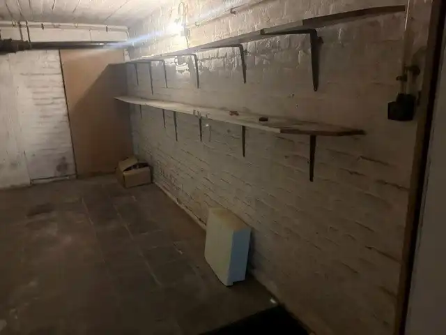 Gesloten garagebox met elektrische poort en verlichting foto 5