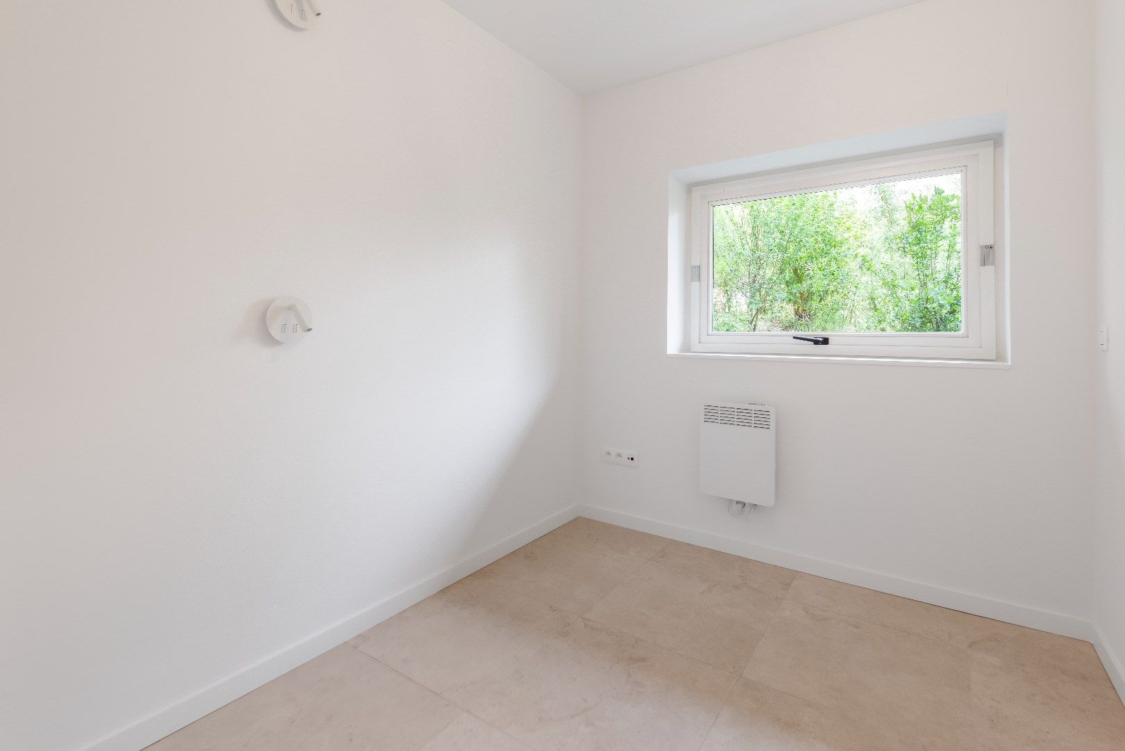 Prachtig gerenoveerd hoekappartement met zuidelijke oriëntatie, te midden van een groene omgeving aan het yzerpark. Parking te koop foto 18