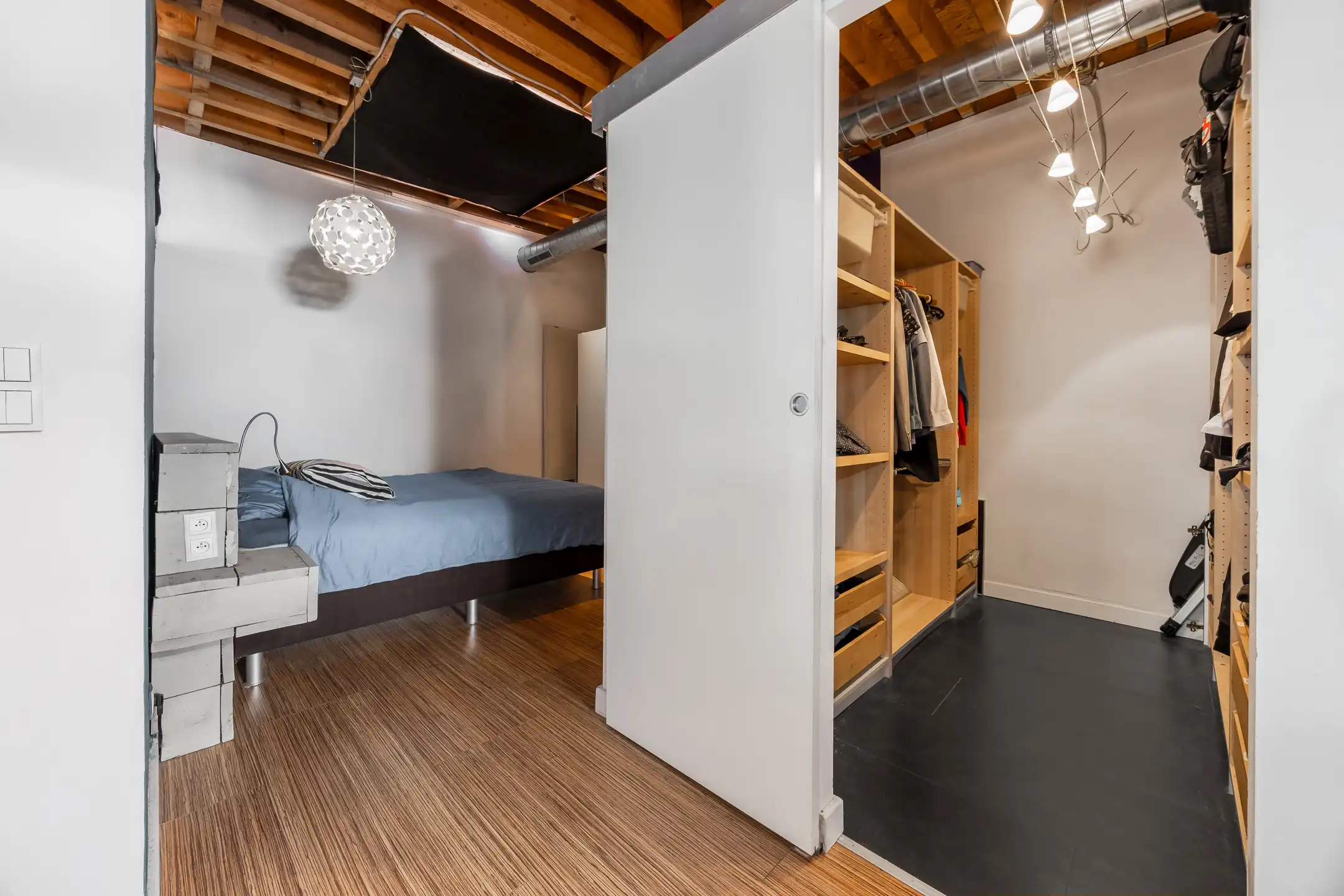 Verborgen loftwoning met tuin, parking & laadpaal in Deurne foto 15