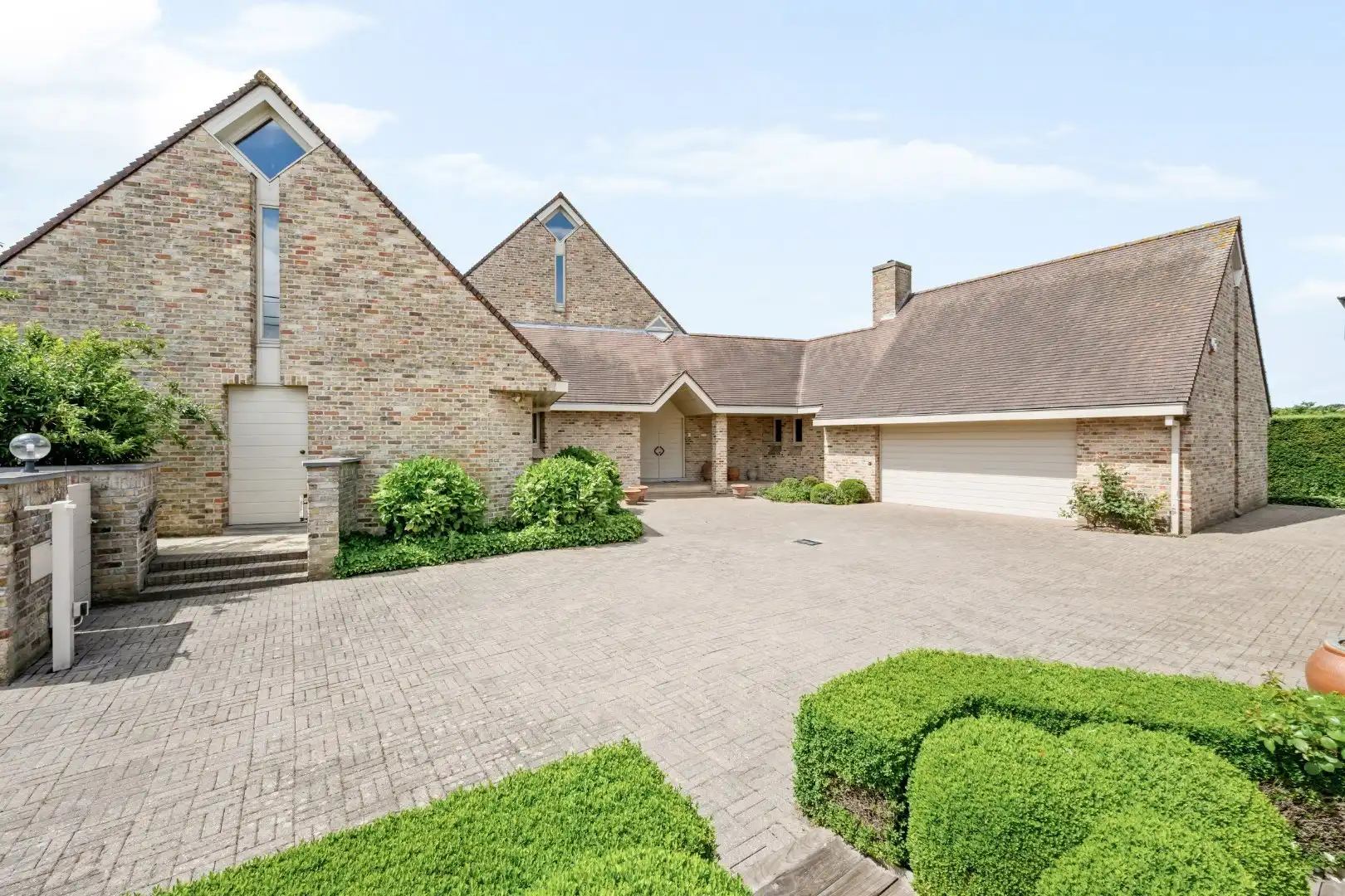 Villa met 5 slaapkamers, dubbele garage, carport en verzorgde tuin in Westrozebeke foto 2